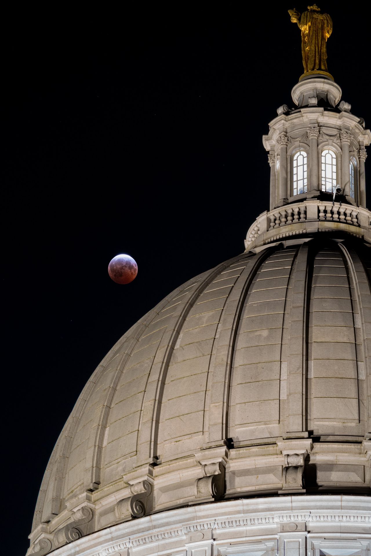 Sturgeon moon over the Madison capitol dome
